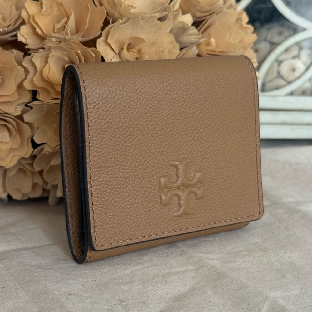 New Tory Burch Thea Bifold Leather  Wallet  In Tiramisu